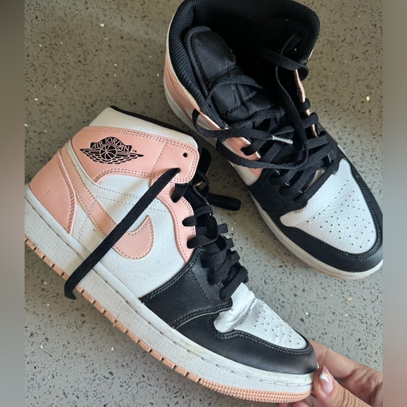 Nike Air Jordan 1 Mid - Picture 2 of 6